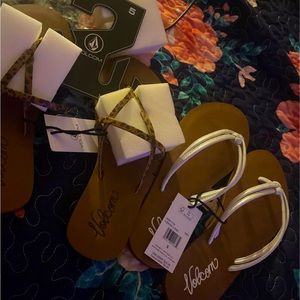 Nwt Volcom Flip flops size 5